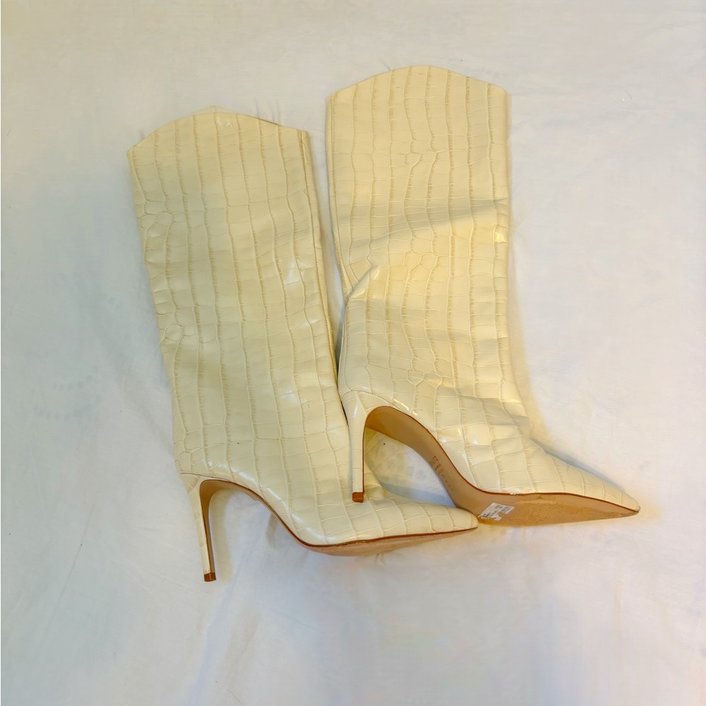Eggshell color fall boot (Ecru color)